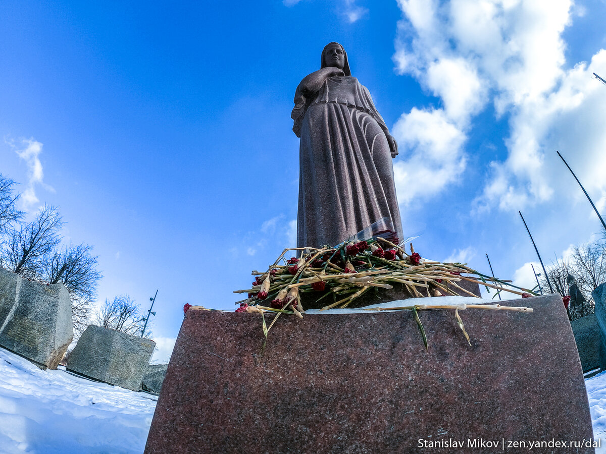 Скульптура «Скорбящая мать» в мемориале воинам-интернационалистам, погибшим в Афганистане