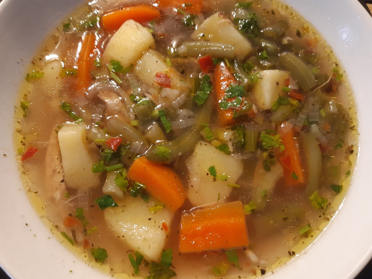 Суп из стручковой фасоли. Овощной суп со стручковой фасолью. Куриный суп со стручковой фасолью. Суп из языкового бульона.