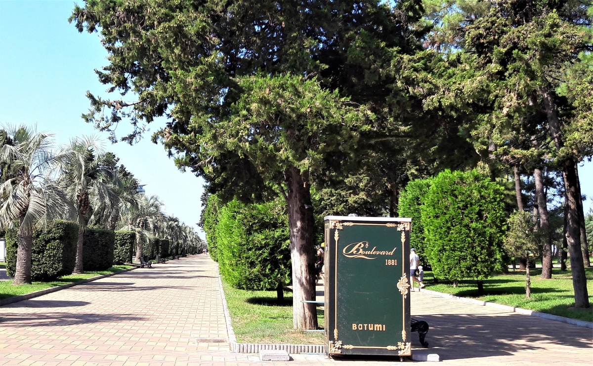 Бульвар вдоль береговой линии, особенно хорош вечером для пешеходных прогулок