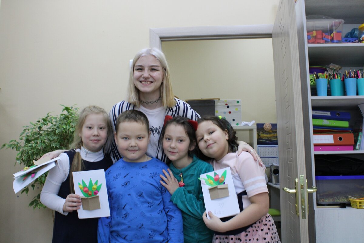 Студентка колледжа МВЕУ специальности "Реклама" Миа Чикуркова с первоклассниками ТУКЕЙ  на занятии в творческой мастерской