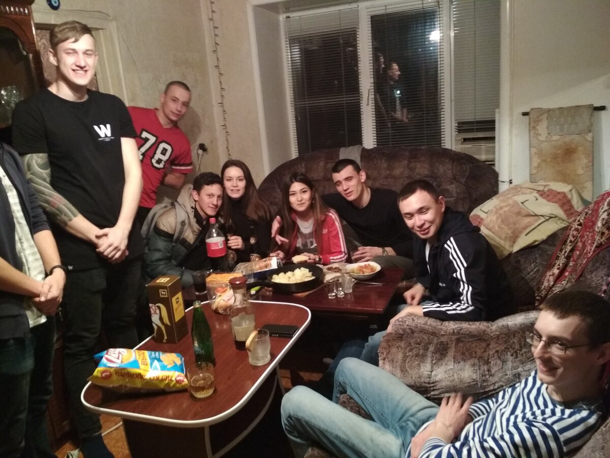 На вечеринки я всегда прихожу в спортивках. Их не жалко и двигаться очень удобно))