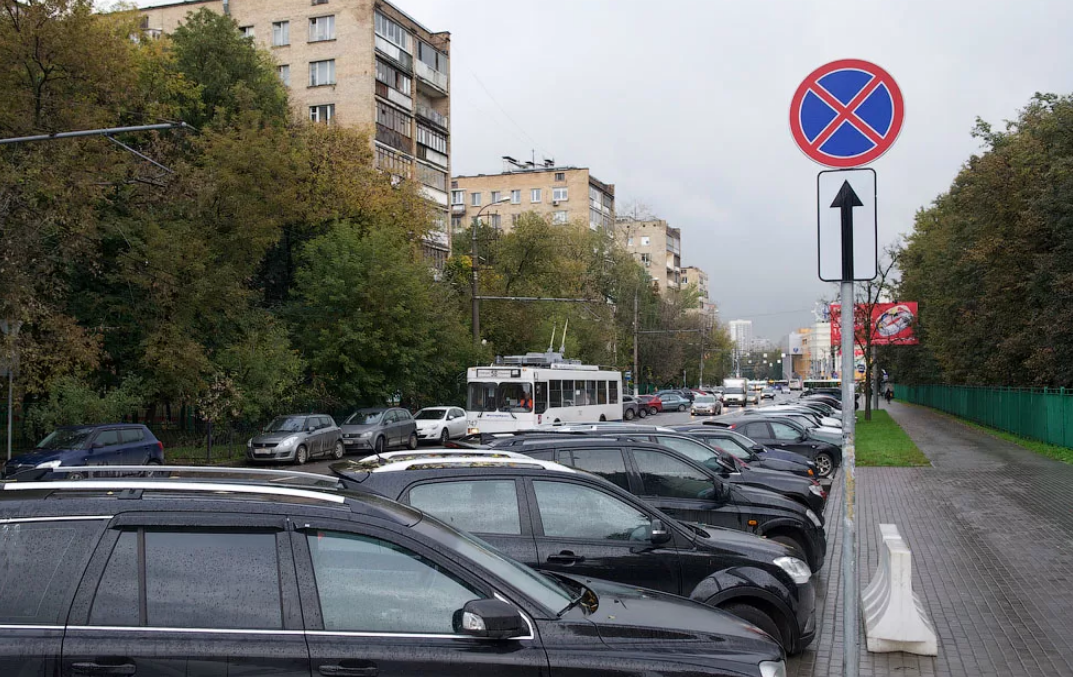 Имеет ли право инспектор ГИБДД потребовать документы у людей в припаркованной машине?