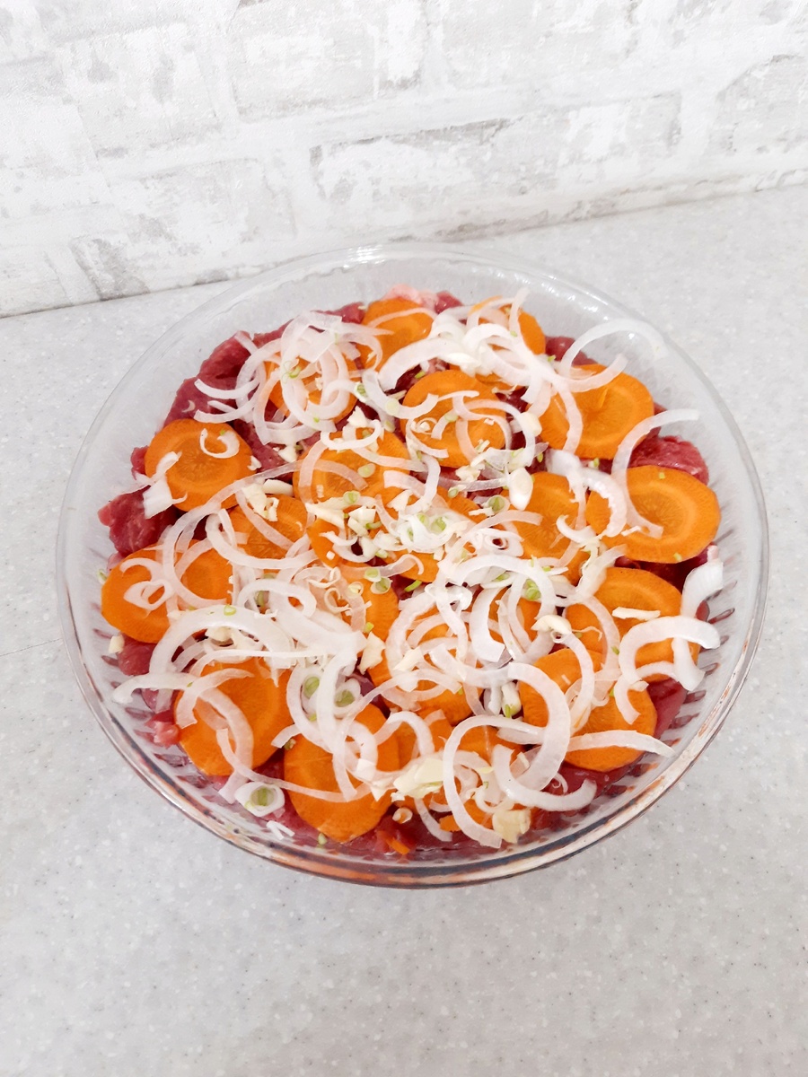 Мясо,морковь, лук