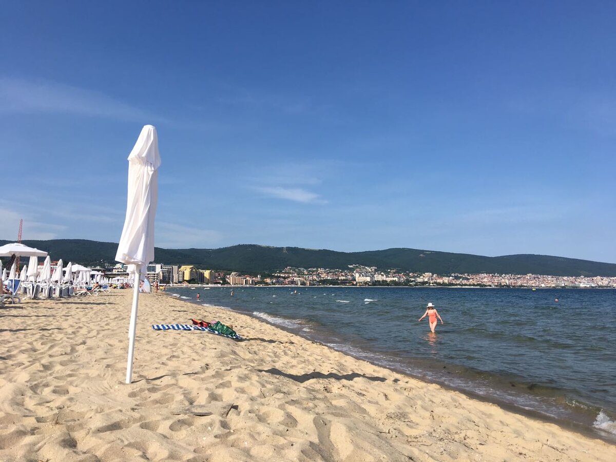 Пляж Солнечного Берега. Пустой - потому что в мае. В июне здесь негде яблоку упасть.