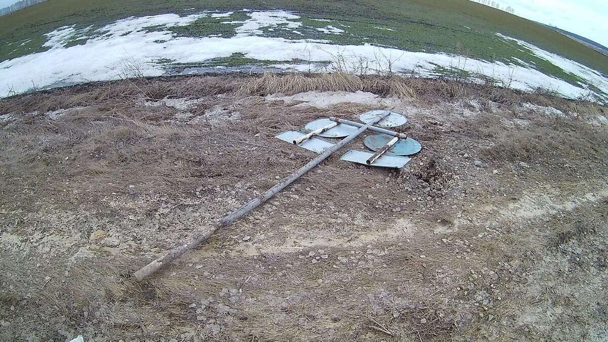 Дорожный знак упал на обочину дороги, скорее всего сдуло ветром