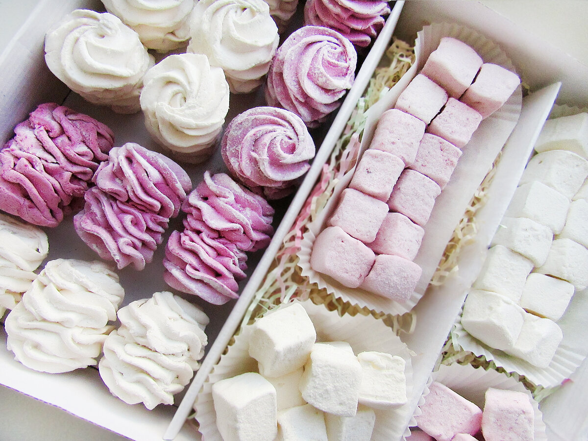 Слева находится зефир,справа - маршмеллоу.