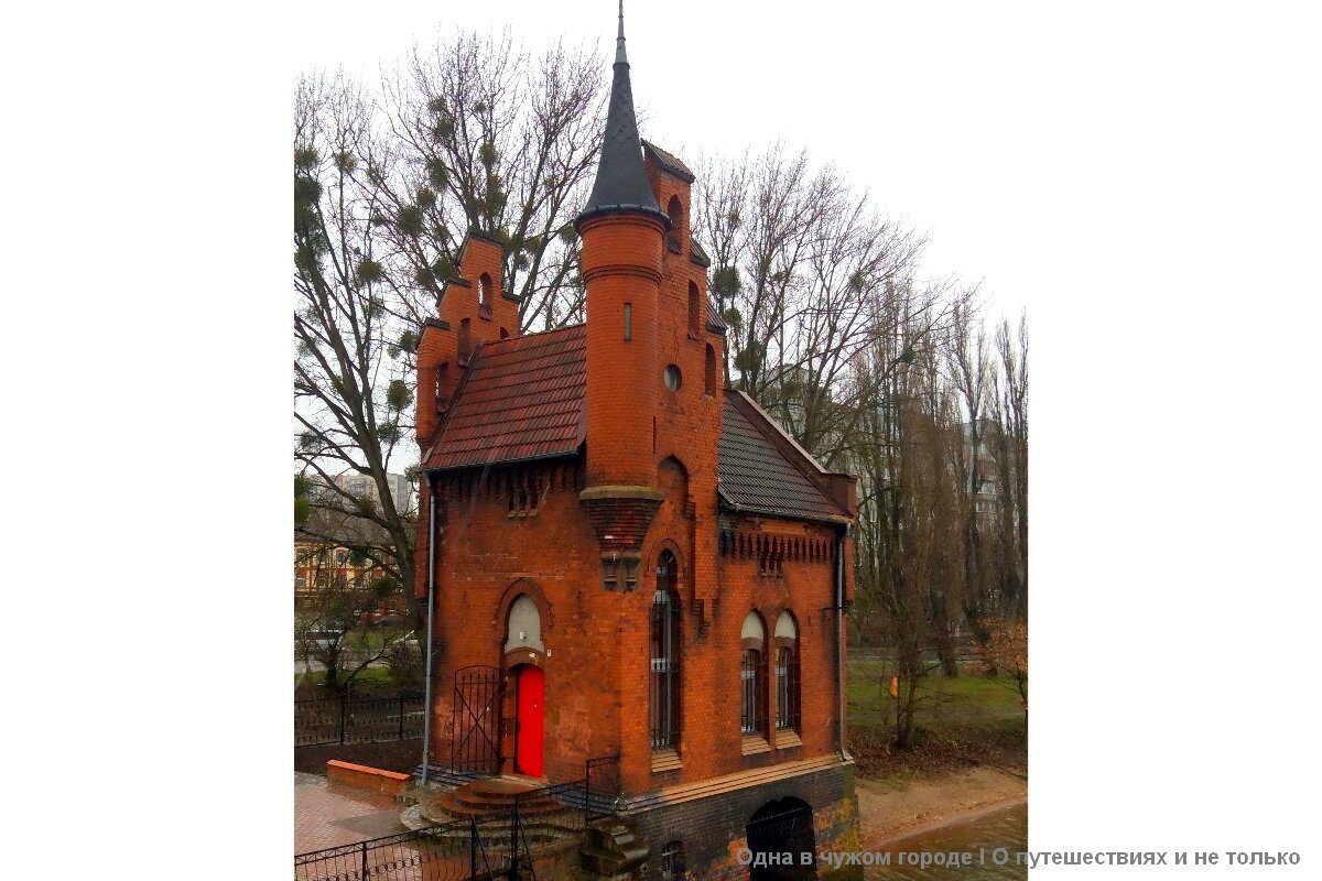 Домик был настолько мал, что спать барону пришлось с высунутыми на улицу ногами – вот тогда-то с одной из них слетел сапог, да и упал с концами в Преголю😉