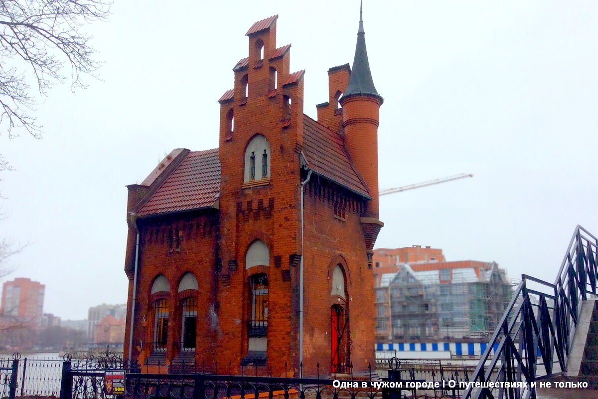 Домик был настолько мал, что спать барону пришлось с высунутыми на улицу ногами – вот тогда-то с одной из них слетел сапог, да и упал с концами в Преголю😉