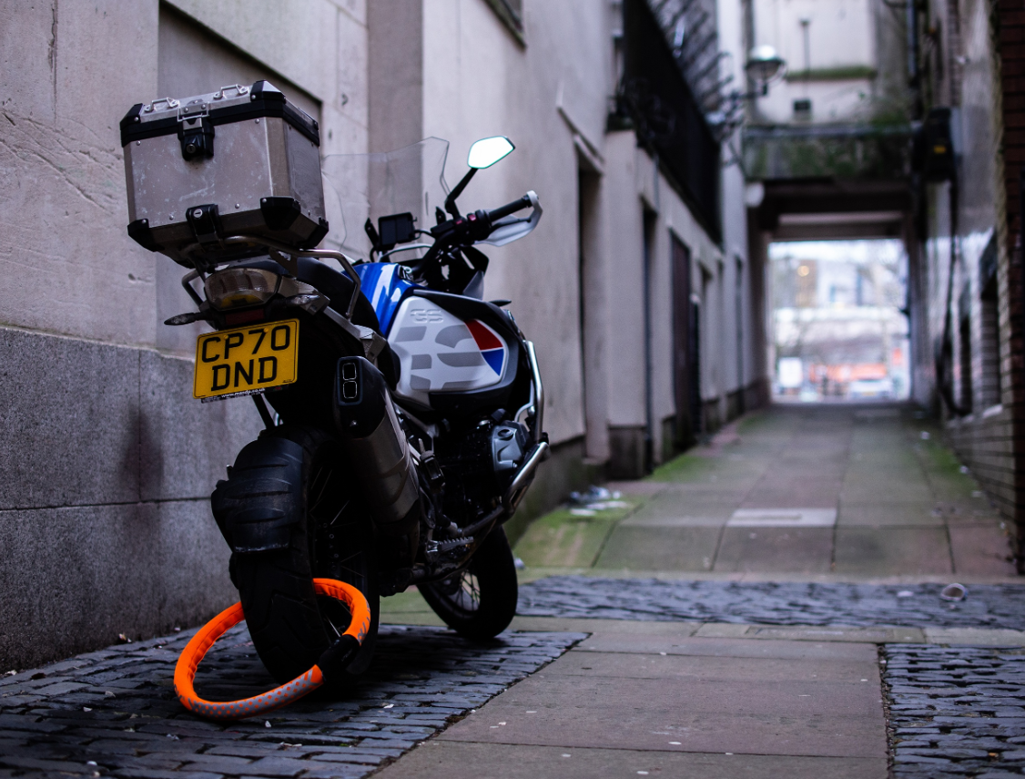 Вариант блокировки байка. Фото LITELOK CORE