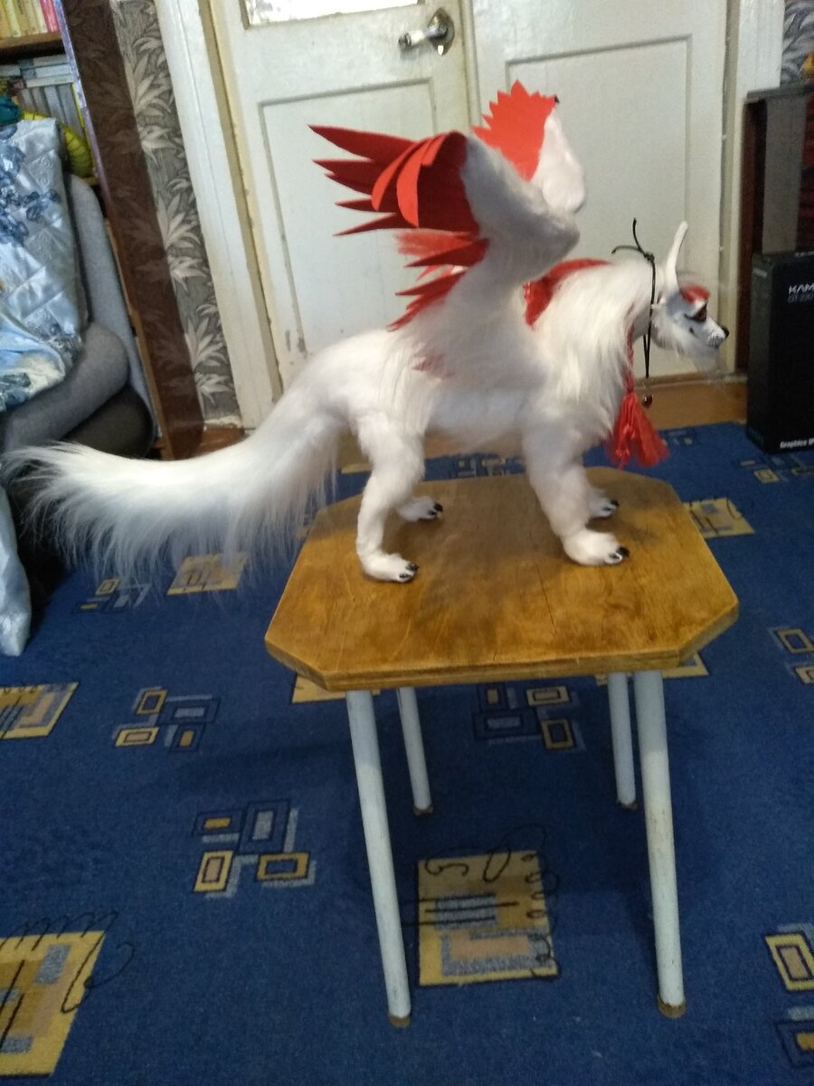 Крупный, плохо пошитый, с сомнительным анатомическим строением волчака, с висячими перьями)