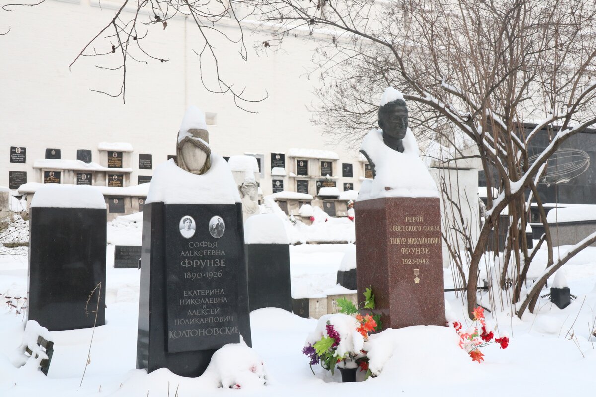 Памятник лановому на новодевичьем кладбище фото сейчас. Памятник Лановому на Новодевичьем кладбище. Памятник Василию Лановому на Новодевичьем кладбище. Могила Аллилуевой на Новодевичьем кладбище фото. Байч Марк Исаевич Новодевичий мемориал.