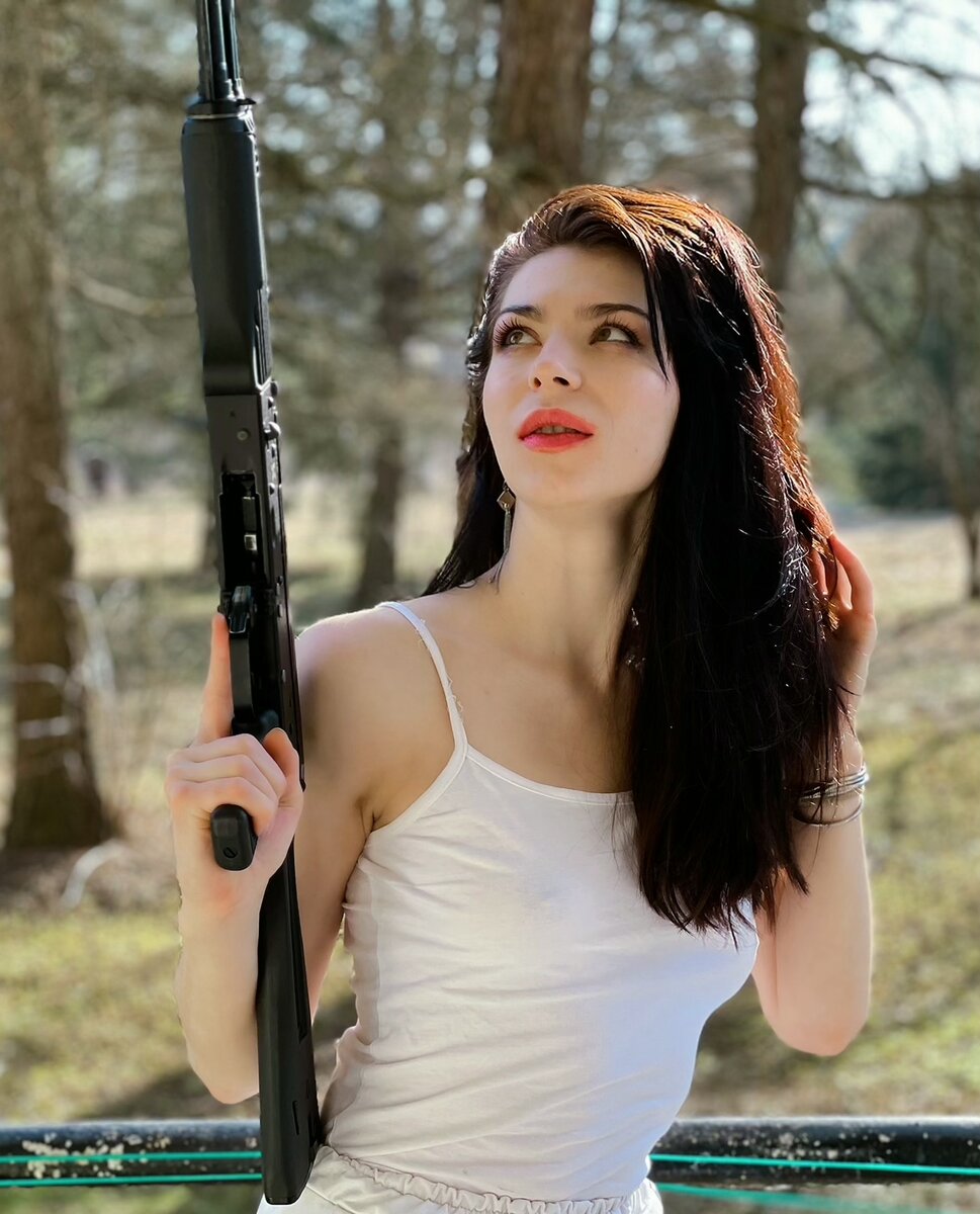 Актриса Ирина Правдивцева . фотосессия с оружием . 