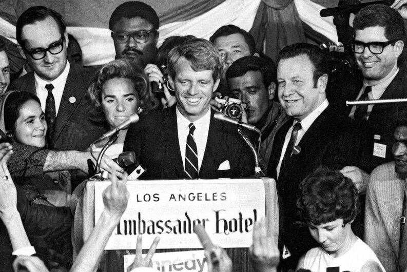 О членах семьи Кеннеди говорят разное. К примеру, Роберта Кеннеди часто называли безжалостным, упертым, замкнутым, застенчивым, беззаветно верным, непостоянным — и это все одновременно...-10