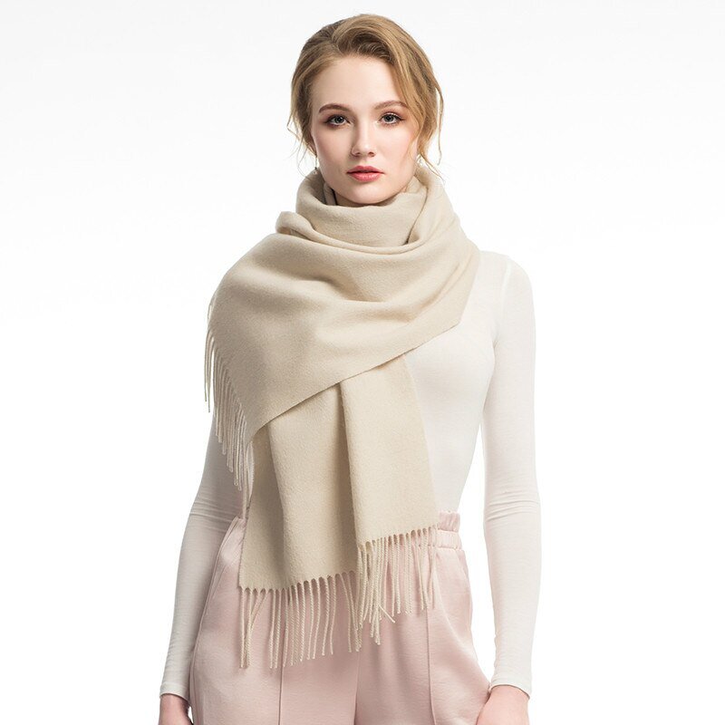 Платки прекрасно подходят для создания стильных утепленных образов в холодное время года. Однако эти аксессуары незаменимы не только осенью и зимой, но и весной, летом.