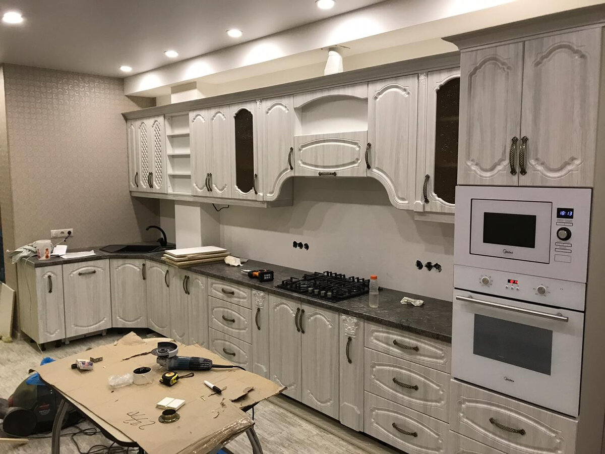 Тут я с напарниками собирали (нас было 3 человека) эту кухню 8 дней, уделяя по 5-7 рабочего времени.