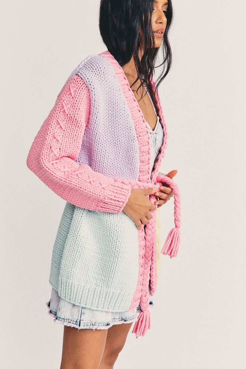 Кардиган от LoveShackFancy из толстой хлопковой шнурковой пряжи, в технике Color Block, вязаный лицевой гладью, с косой по левой полочке и спинке, вышивкой в тон по рукаву и плетеным поясом