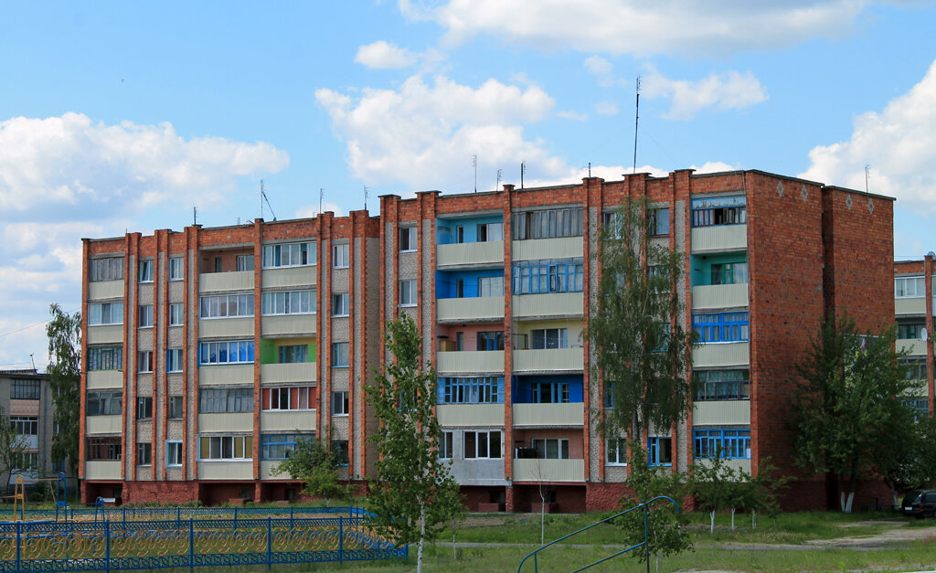 Так выглядят дома в микрорайона г Ельск. Люди живут в добротных домах со всеми удобствами. 