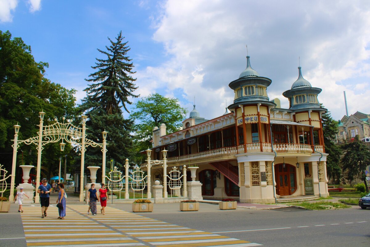 Парк цветник кофейня Гукасова