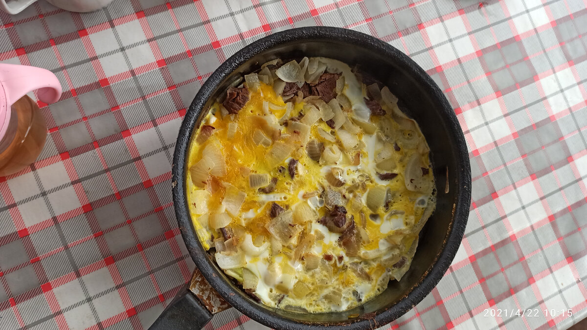 Яичница с луком и мясом. Готовили на даче. 