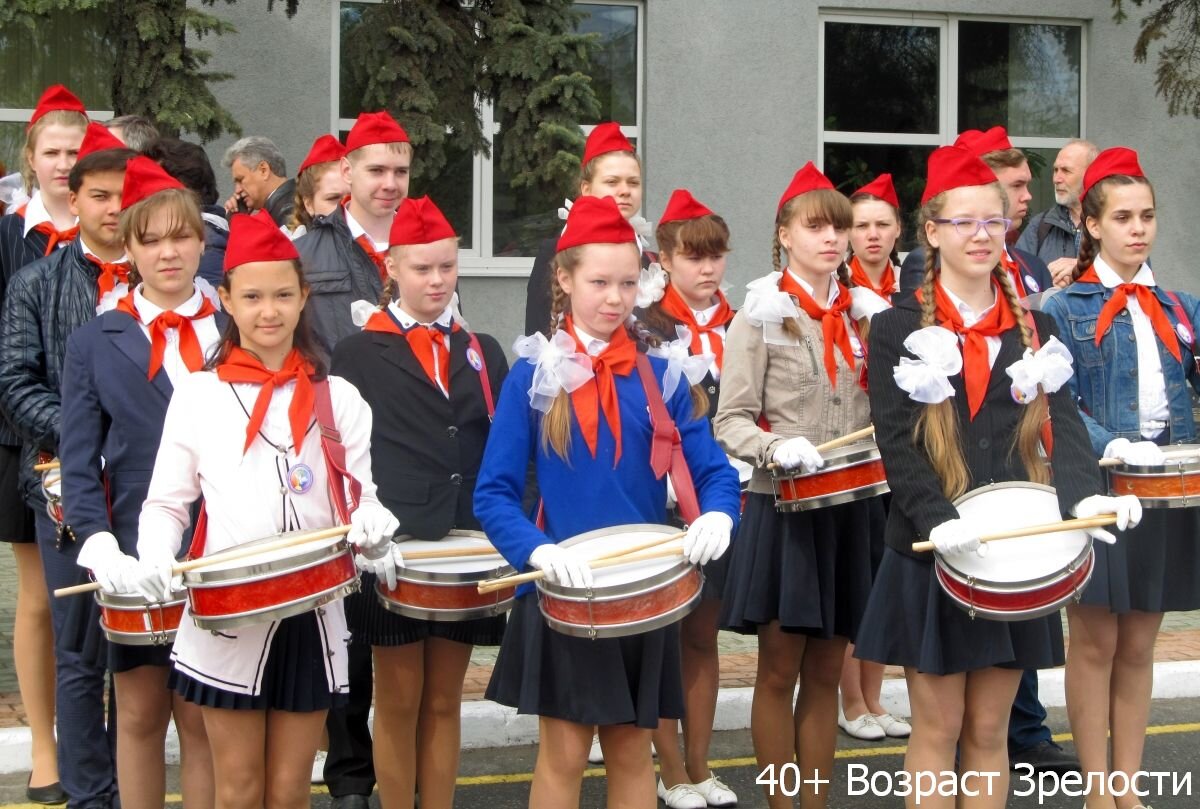 Фото пионерская. Пионерки в школьной форме. Школьные пионеры. Пионерия в школе. Пионерка в школе.