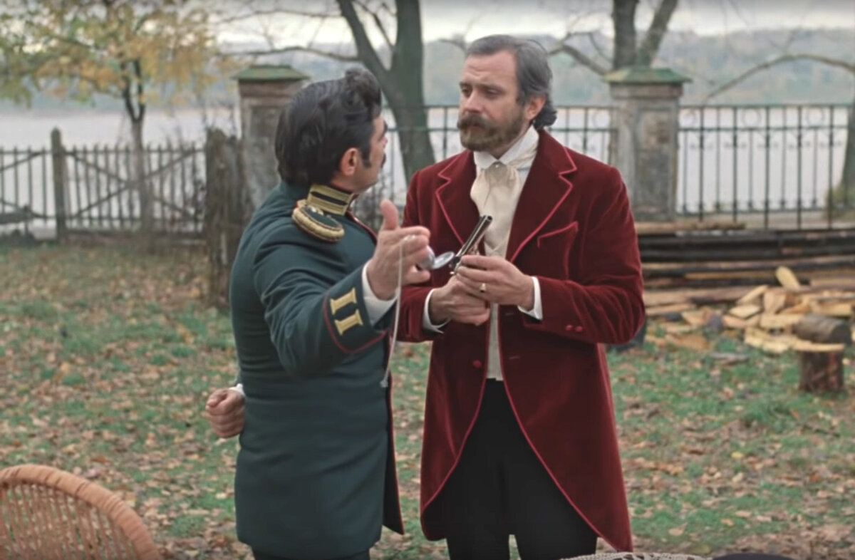 Кадр из фильма «Жестокий романс». Паратов в малиновом сюртуке.