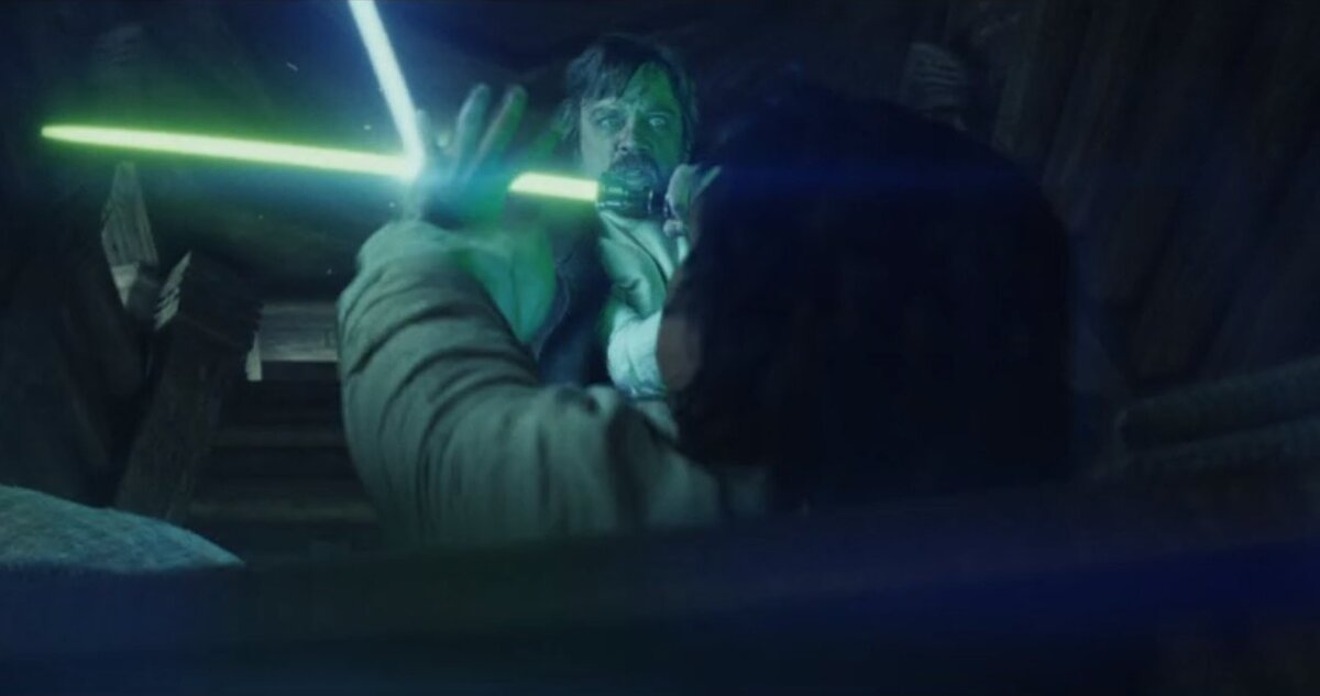 Люк пытается убить своего спящего ученика и сына лучшего друга. Кадр из фильма "Звёздные войны: Последние джедаи". Режиссёр – Райан Джонсон