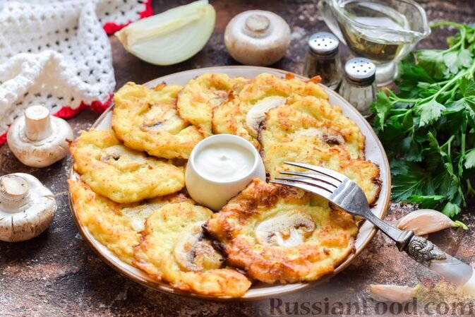 картофель, шампиньоны, лук репчатый, мука, яйца, сметана, чеснок, соль, перец чёрный молотый, масло растительное