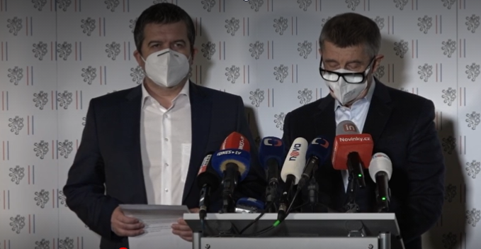 Ян Гамачек (слева) и Андрей Бабиш объявляют о высылке российских дипломатов. Источник: novinky.cz 