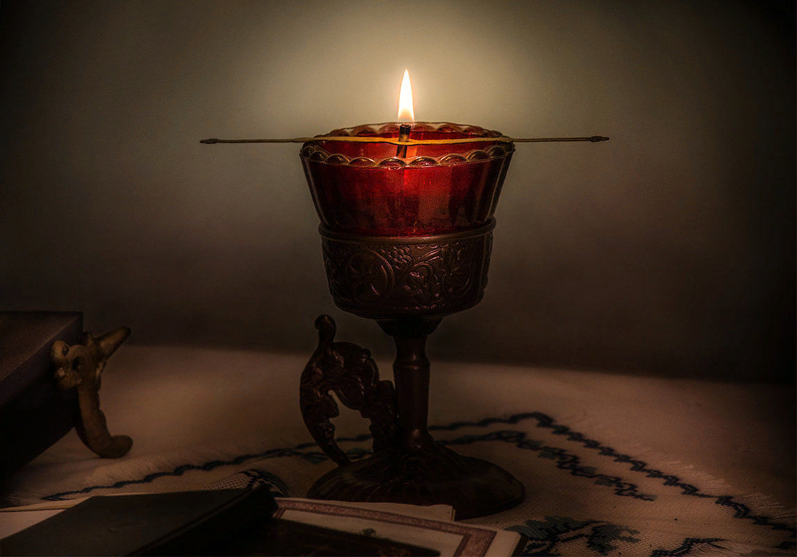 Свеча лампада Неугасимая. Средневековая лампада. Лампада старинная. Лампадка с огнем. Лампадка картинка