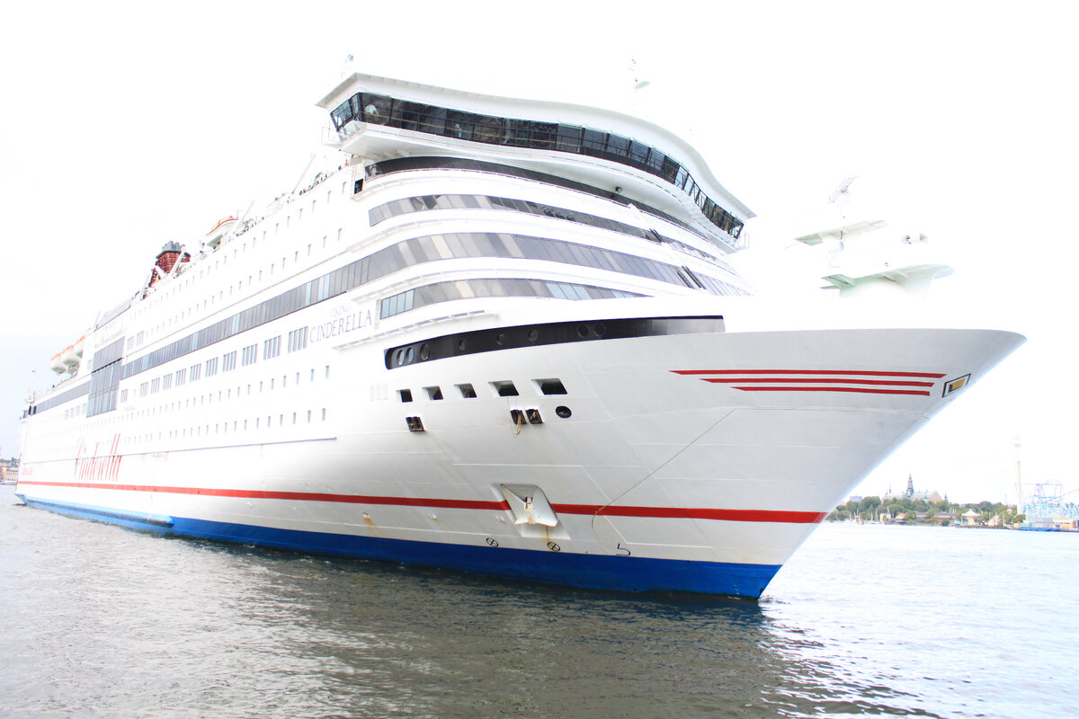 вот наш паром, на который мы начинаем грузиться ( машина плюс размещение в каюте)