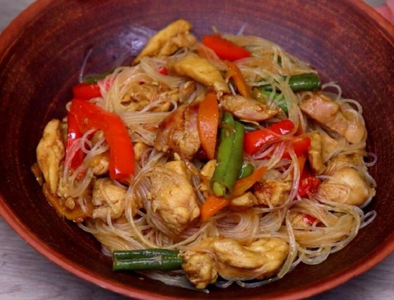 Фунчоза по-корейски с овощами и куриным филе 