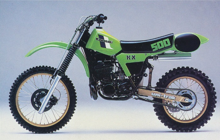 Kawasaki KX500 (1983-1984) первого поколения. Оснащен двигателем пониженной степени сжатия на воздушном охлаждении