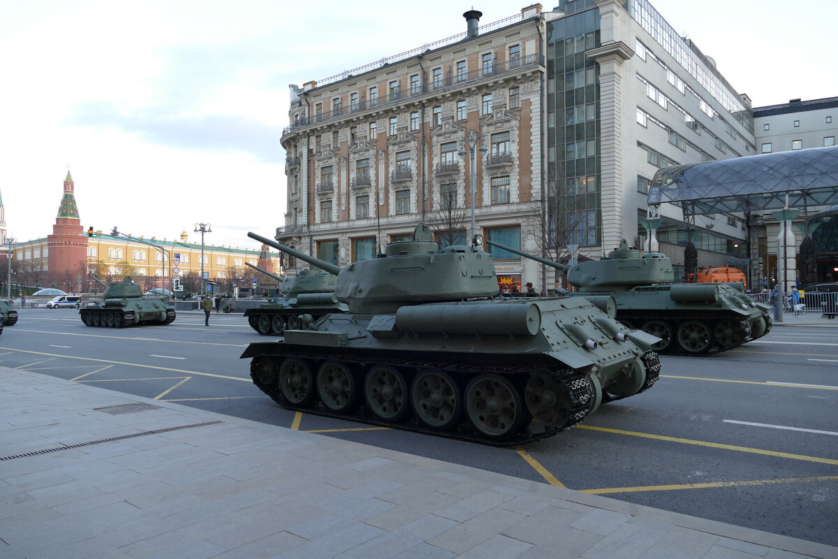 Танки в центре Москвы | Юрий Пашолок | Дзен