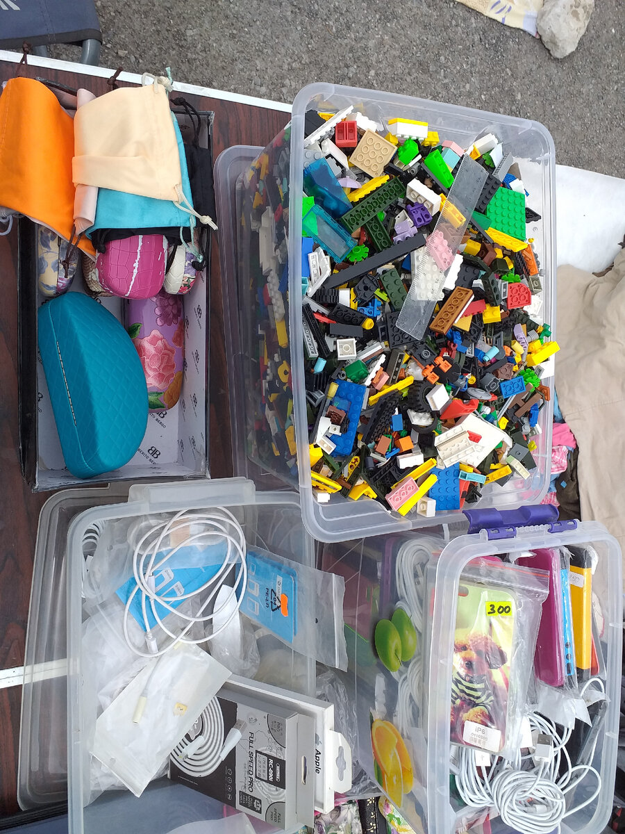 Лего поштучно, весь коробок за 1500 р. не отдал.