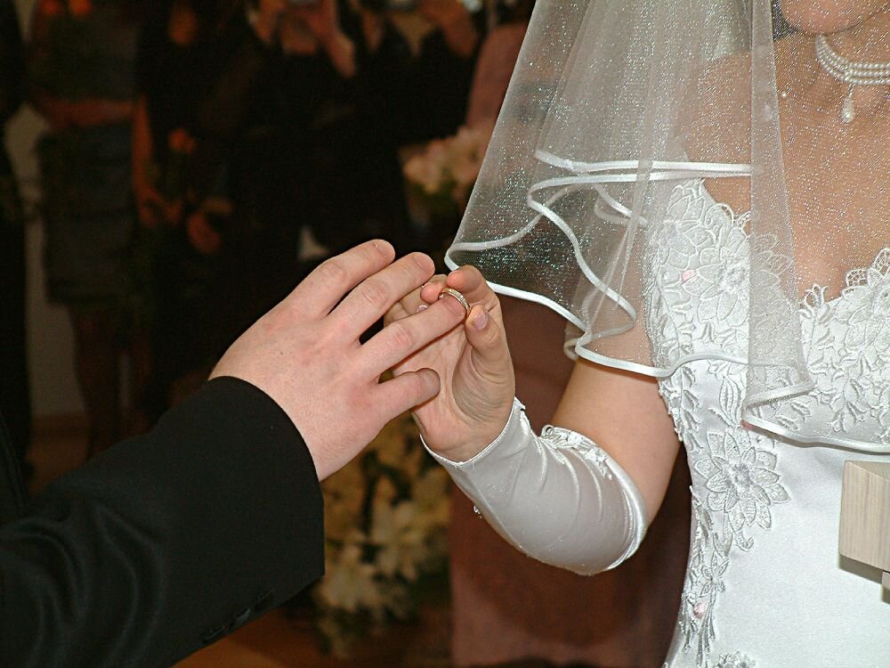 Теперь молодожены могут заключить брак в ЗАГСЕ в присутствии до 10 гостей