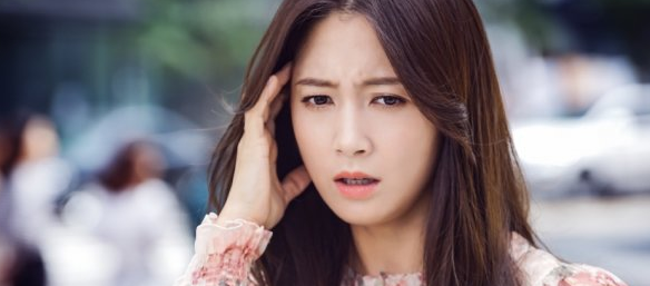 Героиня Сан Ми в дораме "О ней" сбегает от мужа-абьюзера для того, чтобы написать книгу