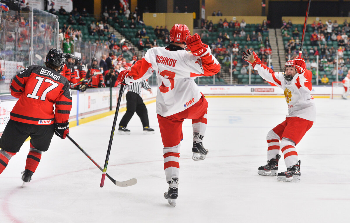 Матвей Мичков открывает счет. Фото: IIHF.com