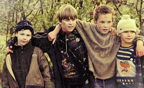 Потому что мы - банда! Только морды им поозлобленней мысленно дорисуйте