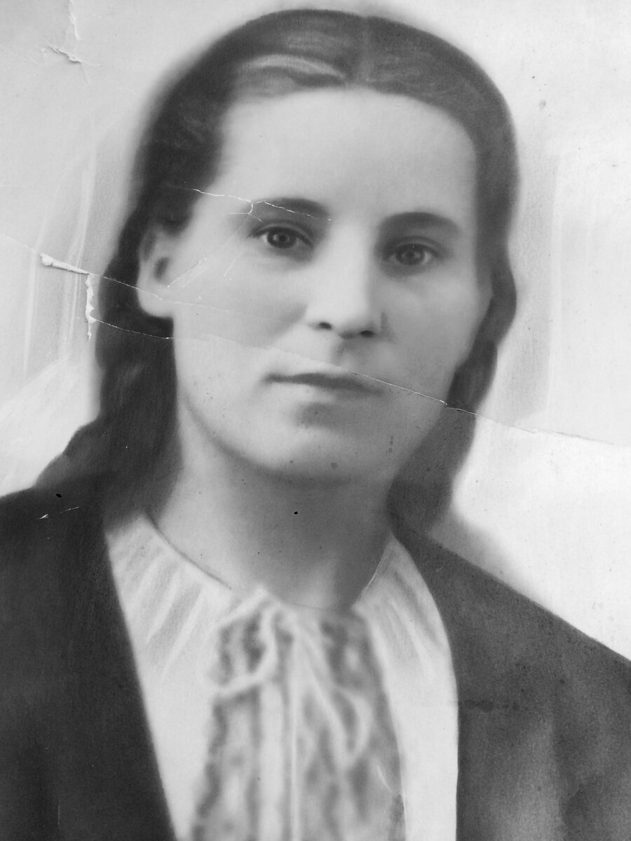 У мамы были такие шикарные волосы и толстые косы, что в порядке исключения ей разрешили их не отрезать. А фото уже послевоенное.