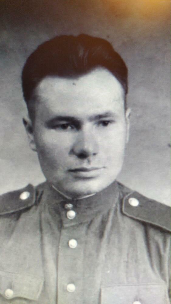 18-летним добровольцем ушел на фронт