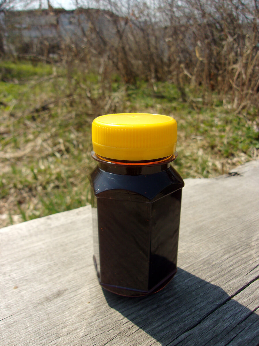 Спиртовая настойка подмора. Она очень темная. Фото автора.