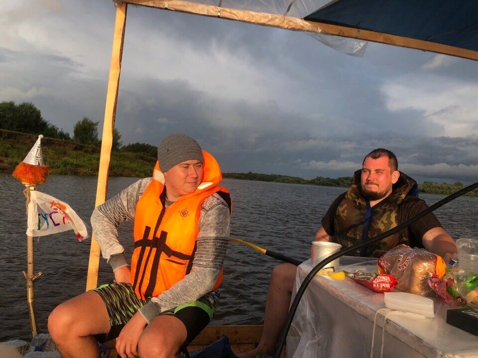 Плывем через грозы и бури, не зная страха