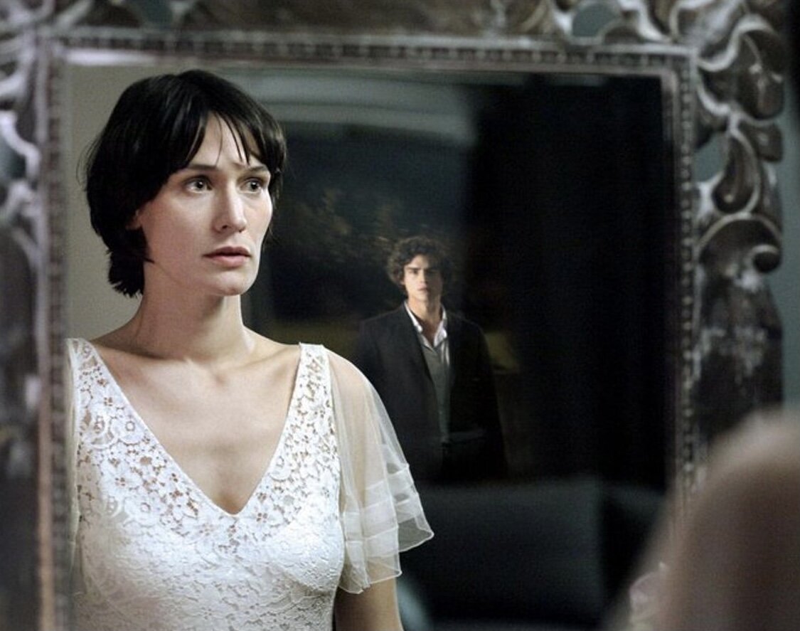 Ужасы, фэнтези, драма, детектив. Франция. В ролях: Анн Косиньи, Клотильда Эсме, Фредерик Пьеро и другие.