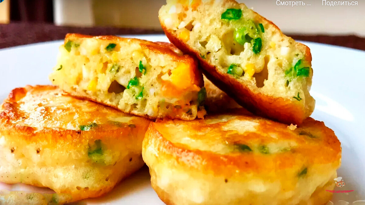 Когда нет времени лепить пирожки, а хочется вкусно поесть и всю семью накормить, предлагаем приготовить закусочные оладьи с зеленым луком и яйцом. Готовится быстро, а получается очень вкусно!