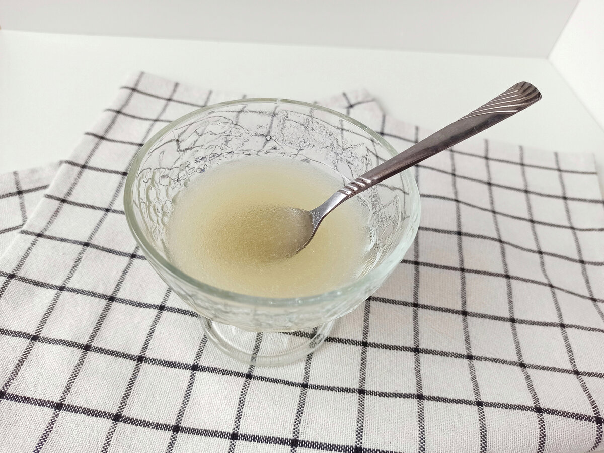 Желатин заливаем водой