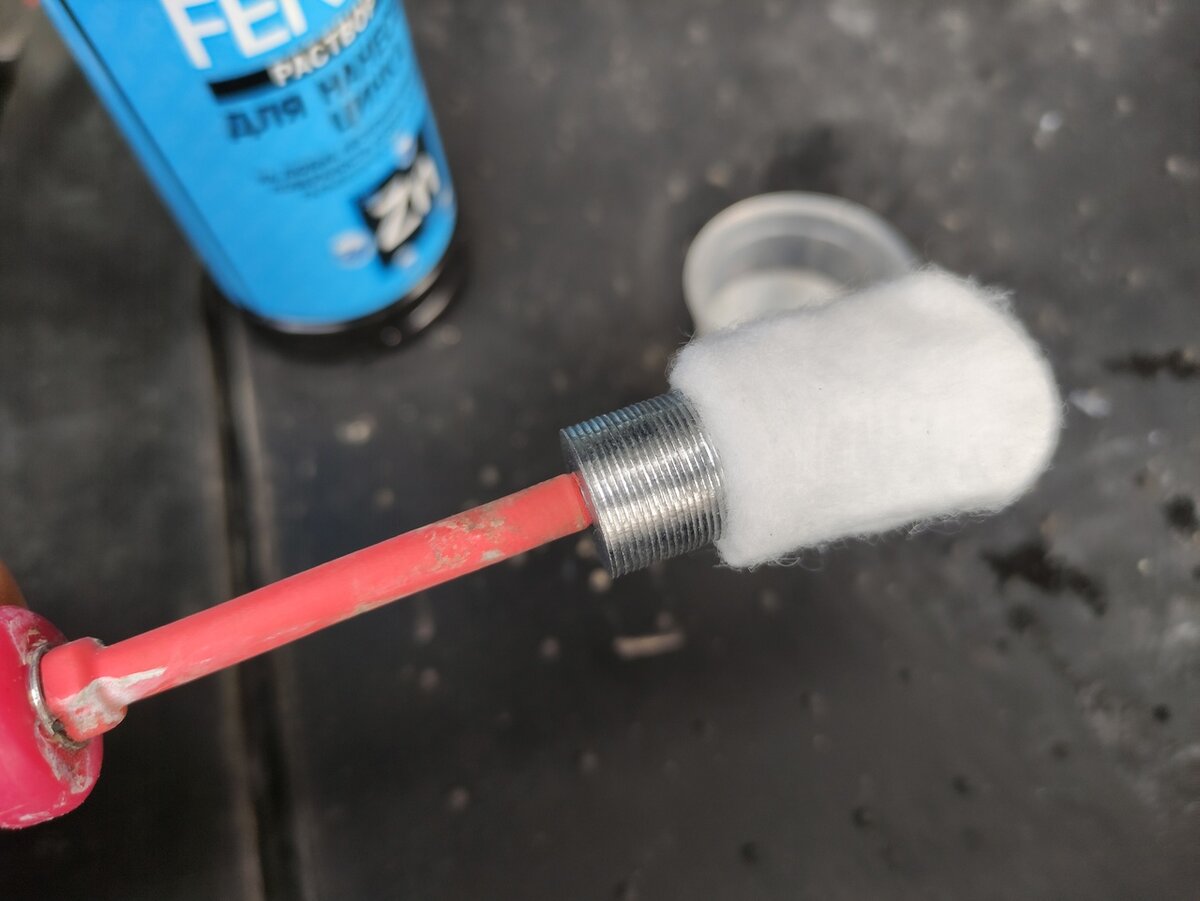 Зацинковал все места с ржавчиной за один раз. Теперь машина не сгниет ...