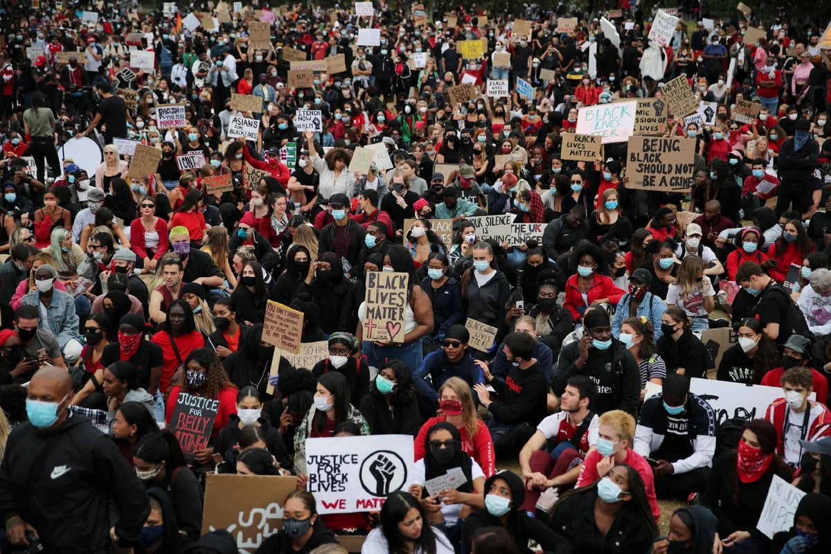 Live lives matter. Протесты в Америке 2020 Блэк лайф Меттер. Black Lives matter протесты. Black Lives matter в Америке. Black Lives matter Джордж Флойд.