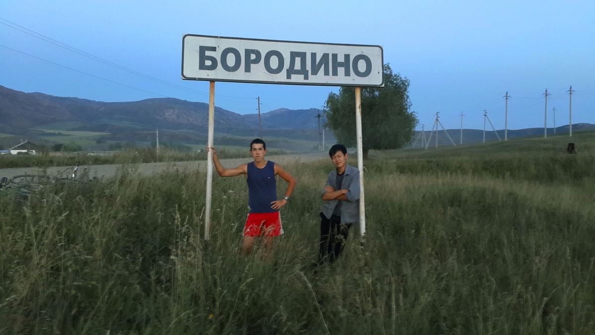 Алишер с другом Арманом возле въезда в Родное село.