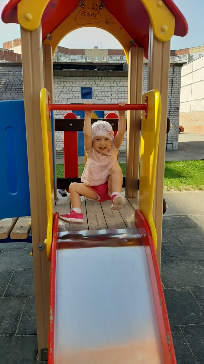 Прогулка с ребёнком, то ещё удовольствие. 