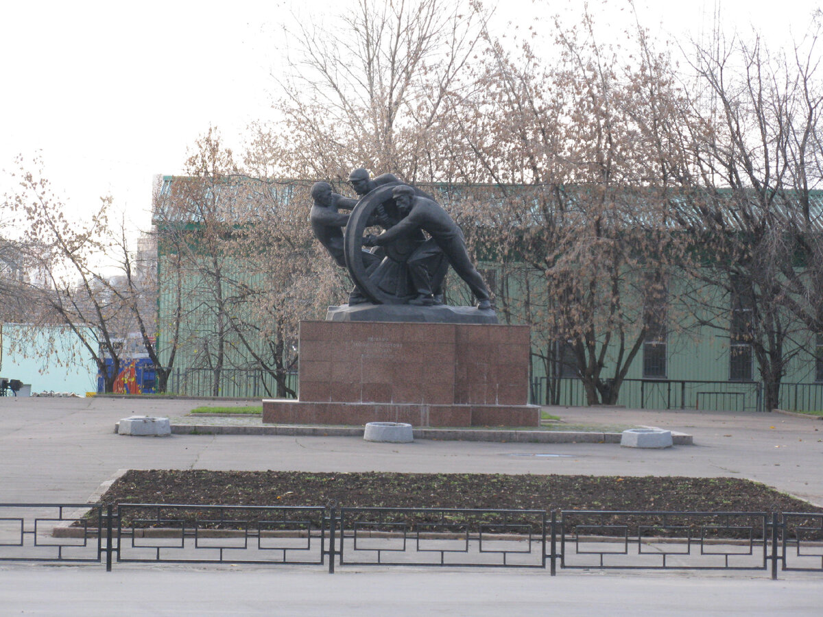 Памятник в честь первого коммунистического субботника, установленный на станции Москва-Сортировочная.